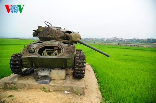 Un tank qui reste depuis 60 ans sur le champ de Muong Thanh - ảnh 1